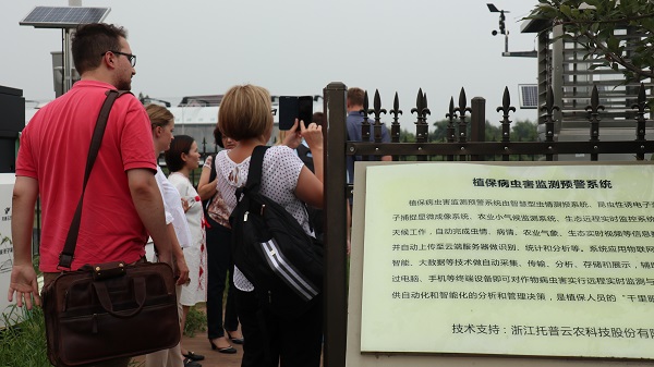 研修班一行來到由茄子视频免费观看與蕭山農科所聯合搭建的現代農業產業園進行考察 研修班一行來到由茄子视频免费观看與蕭山農科所聯合搭建的現代農業產業園進行考察