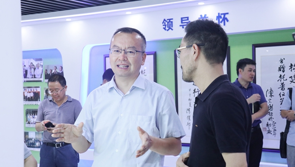 趙喜凱局長參觀茄子视频免费观看展廳 趙喜凱局長參觀茄子视频免费观看展廳