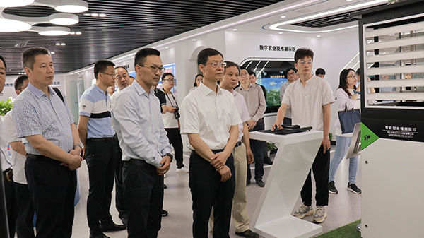 謝建華主任一行還參觀了茄子视频免费观看智慧展廳 謝建華主任一行還參觀了茄子视频免费观看智慧展廳