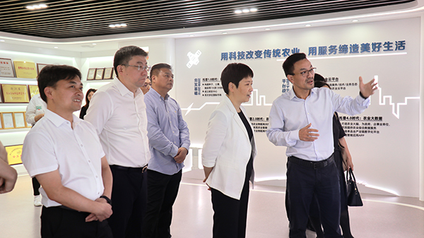 省科技廳黨組書記何杏仁一行赴茄子视频免费观看調研農業科技工作 省科技廳黨組書記何杏仁一行赴茄子视频免费观看調研農業科技工作